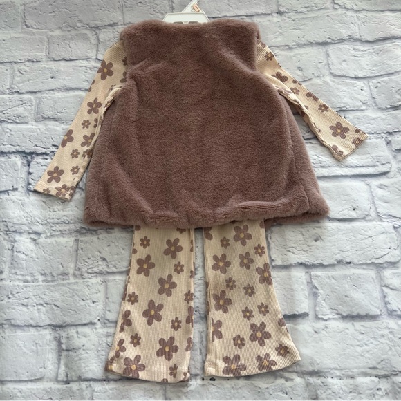 Nicole Miller Girls 3T Floral Bell Bottom Set w/ Fuzzy Vest 3-Piece Outfit - Picture 8 of 17